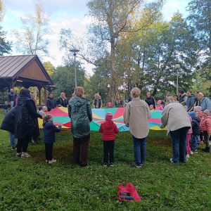 zabawy dzieci i rodziców z chustą