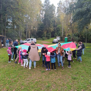 zabawy dzieci i rodziców z chustą