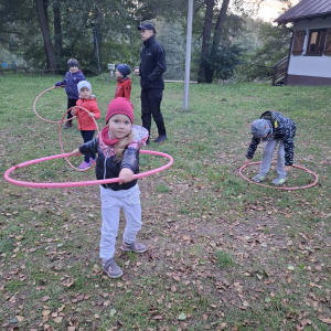 Dziewczynka kręci hula hop