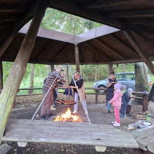 Rodzice pieką kiełbaski