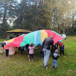 zabawy dzieci i rodziców z chustą