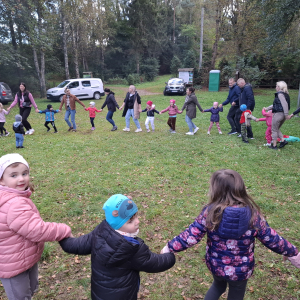 Uczestnicy wspólnie się bawią