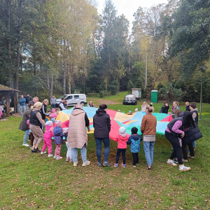 zabawy dzieci i rodziców z chustą