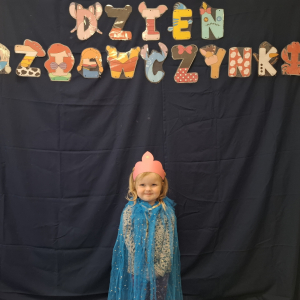 Dziewczynka pozuje w stroju księżniczki