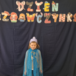 Dziewczynka pozuje w stroju księżniczki