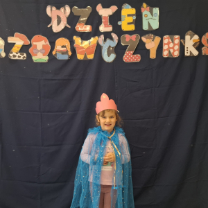 Dziewczynka pozuje w stroju księżniczki