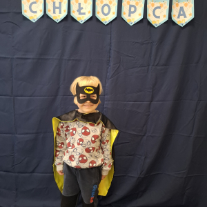 Chłopiec pozuje do zdjęcia