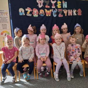 Dziewczynki pozują do zdjecia