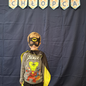 Chłopiec pozuje do zdjęcia