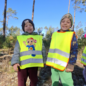 Chłopcy się uśmiechają