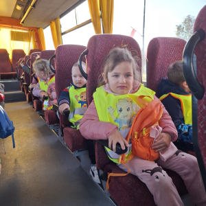 Dzieci siedzą w autobusie