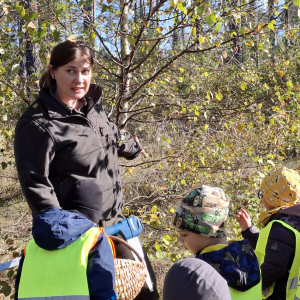Pani leśniczy opowiada o jesiennych liściach
