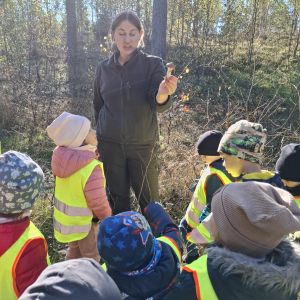 pani leśniczy pokazuje dzieciom grzybka