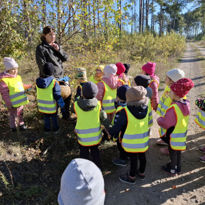 dzieci słuchają opowiadań pani