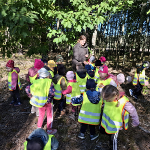 dzieci wraz z panią przy dębie