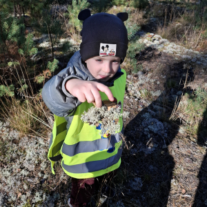 Chłopiec trzyma mech chrobotek