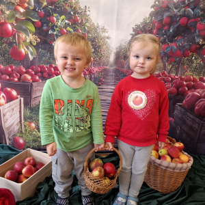 Dzieci pozują do zdjęcia