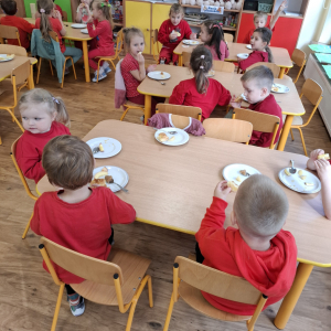 Dzieci w czasie degustacji jabłek