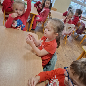 Dzieci jedzą jabłka