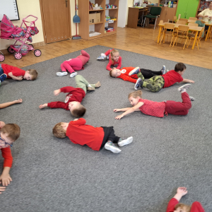 Dzieci podczas zabaw ruchowych