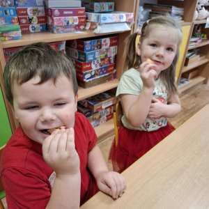 Degustacja suszonych jabłek przez dzieci