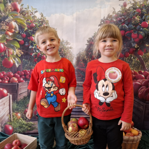 Dzieci pozują do zdjęcia