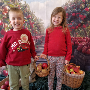 Dzieci pozują do zdjęcia