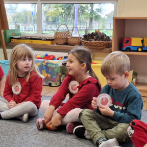 Dzieci otrzymały emblematy z jabłkiem