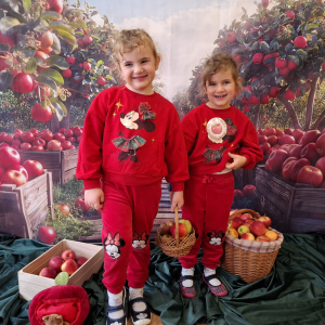 Dziewczynki pozują do zdjęcia