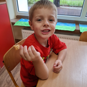 Chłopiec je jabłko