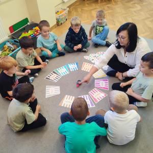 Dzieci siedzą w kole