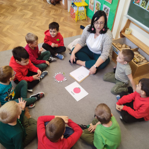 Dzieci w kole bawią się 