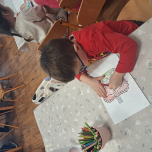 Dzieci kolorują korony