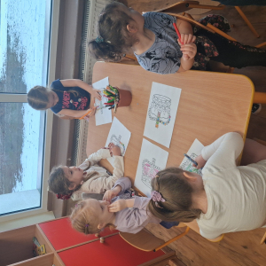 Dzieci kolorują korony