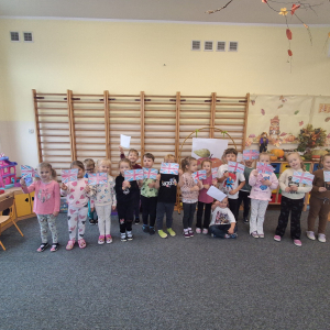 Dzieci trzymają flagę Wielkiej Brytanii 