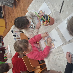 Dzieci kolorują korony