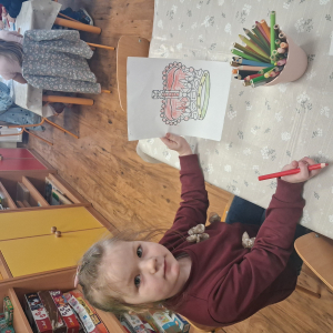 Dzieci kolorują korony