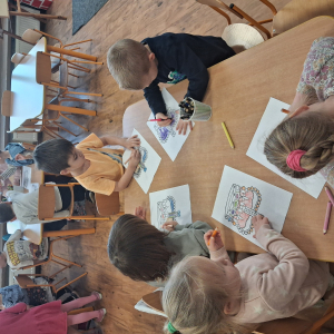 Dzieci kolorują korony