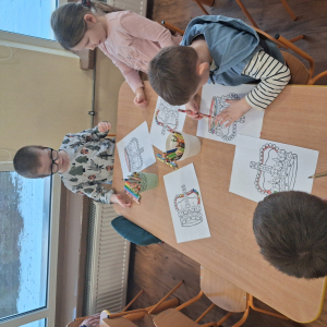 Dzieci kolorują korony