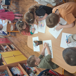 Dzieci kolorują korony