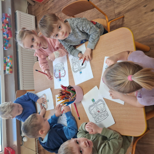 Dzieci kolorują korony