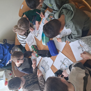 Dzieci kolorują korony