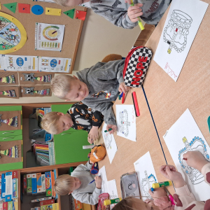 Dzieci kolorują korony