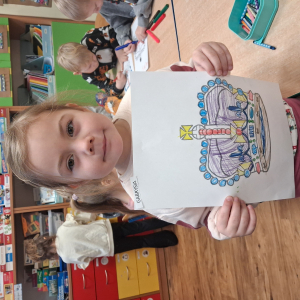 Dziewczynka trzyma pokolorowaną koronę