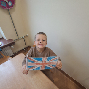 Chłopczyk trzyma w ręku flagę Wielkiej Brytanii 