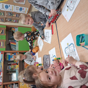 Dzieci kolorują korony