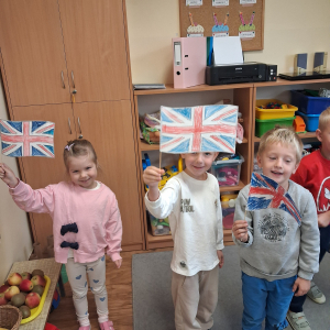 Dzieci trzymają flagę Wielkiej Brytanii 