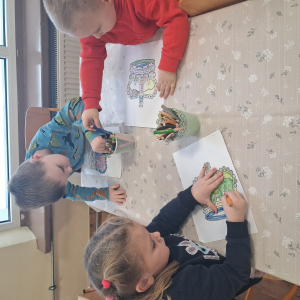 Dzieci kolorują korony