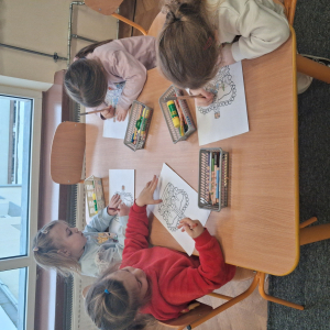 Dzieci kolorują korony