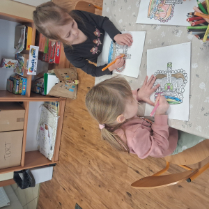 Dzieci kolorują korony